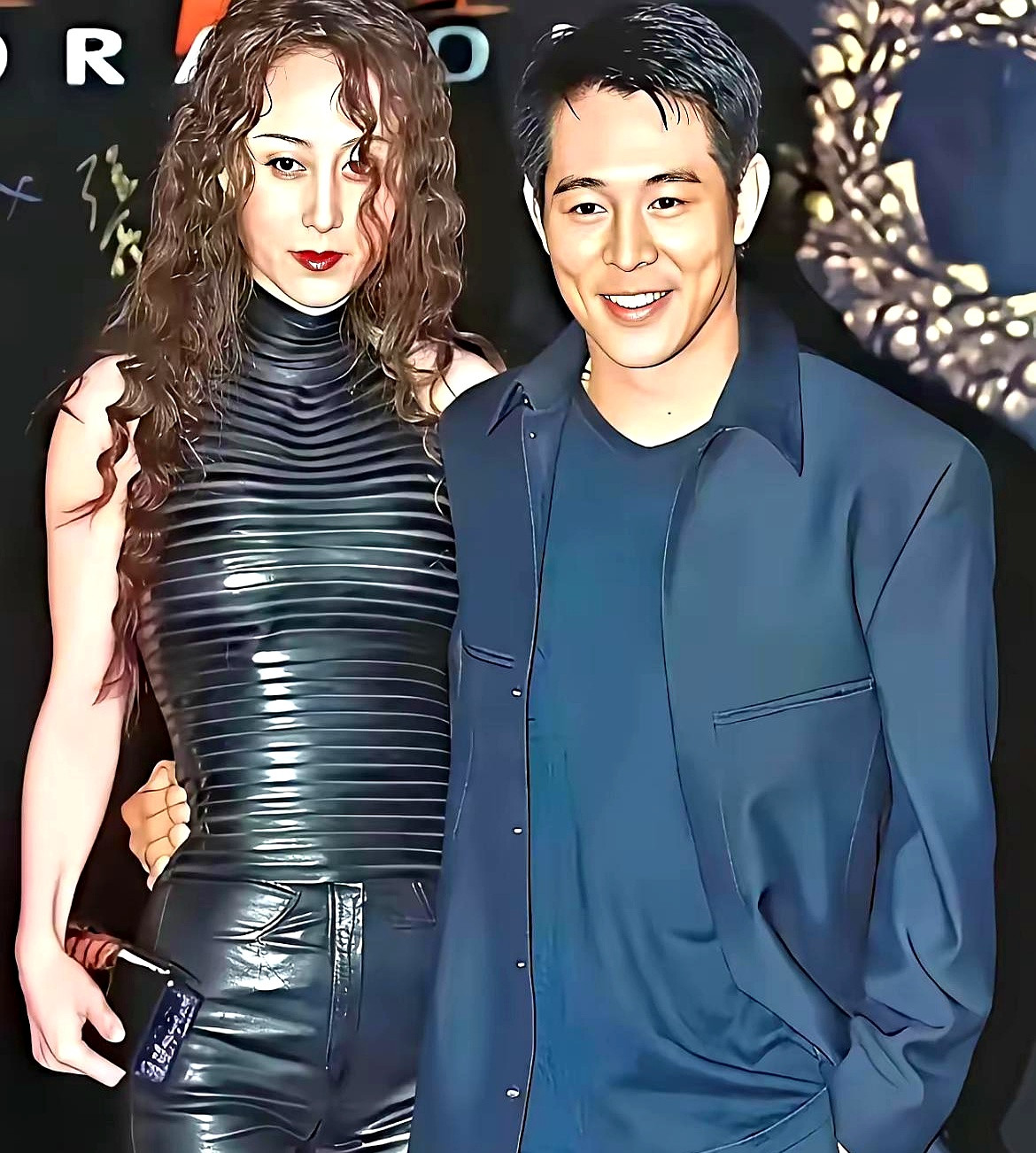 李连杰当年为了利智净身出户，轰轰烈烈闹了半辈子，可如今老两口站在一起，看着还是不太搭调利智那张脸确实