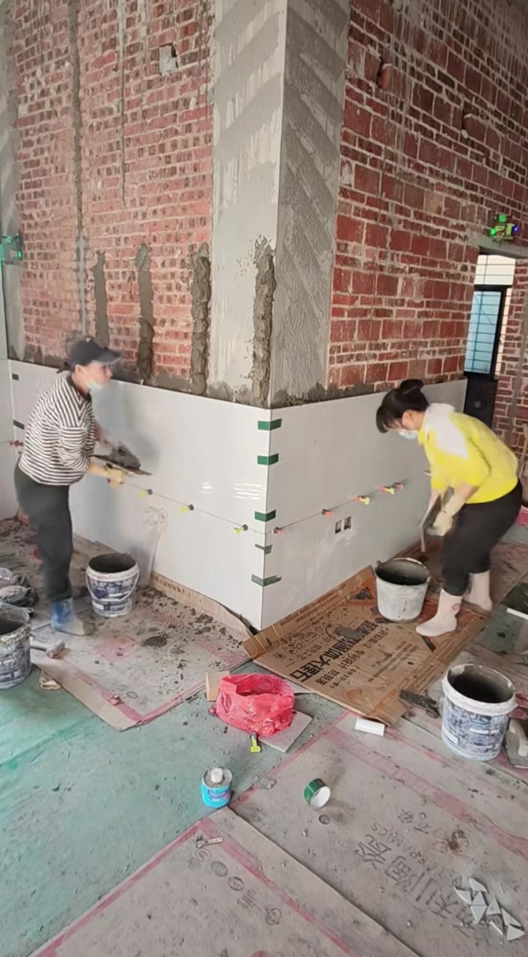 毛坯砖墙上贴瓷砖，这是什么操作，能牢固吗？直接在砖墙上贴瓷砖，这样做可行吗？就