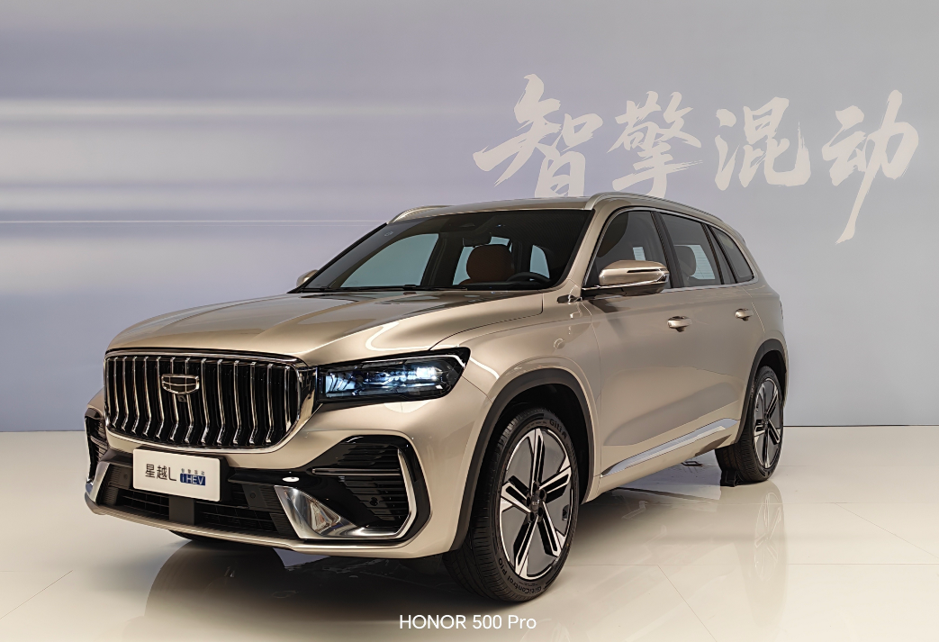 在吉利iHEV智擎混动技术发布会现场，看到了丰田TNGA2.0L混动发动机、变