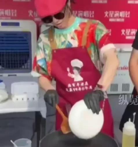 #华晨宇“晨宇炒饭”开摊营业#在“别出心裁”这一块，就没有人能赢过华晨宇，上次