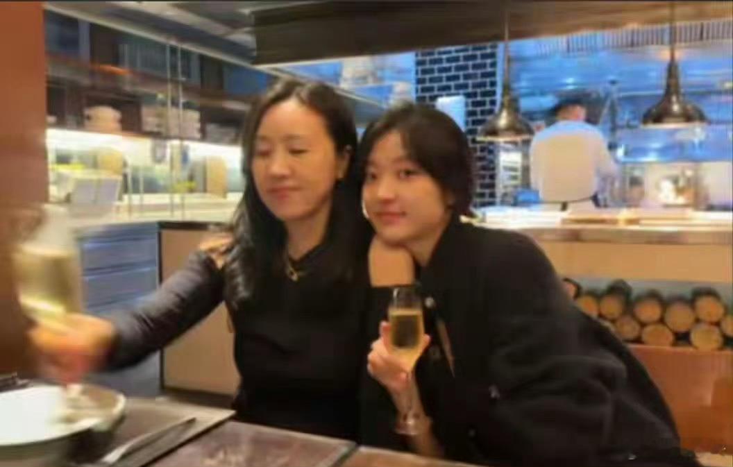 原来她是孙千妈妈，全国开70家店，舅舅更不一般，难怪女儿这么红！