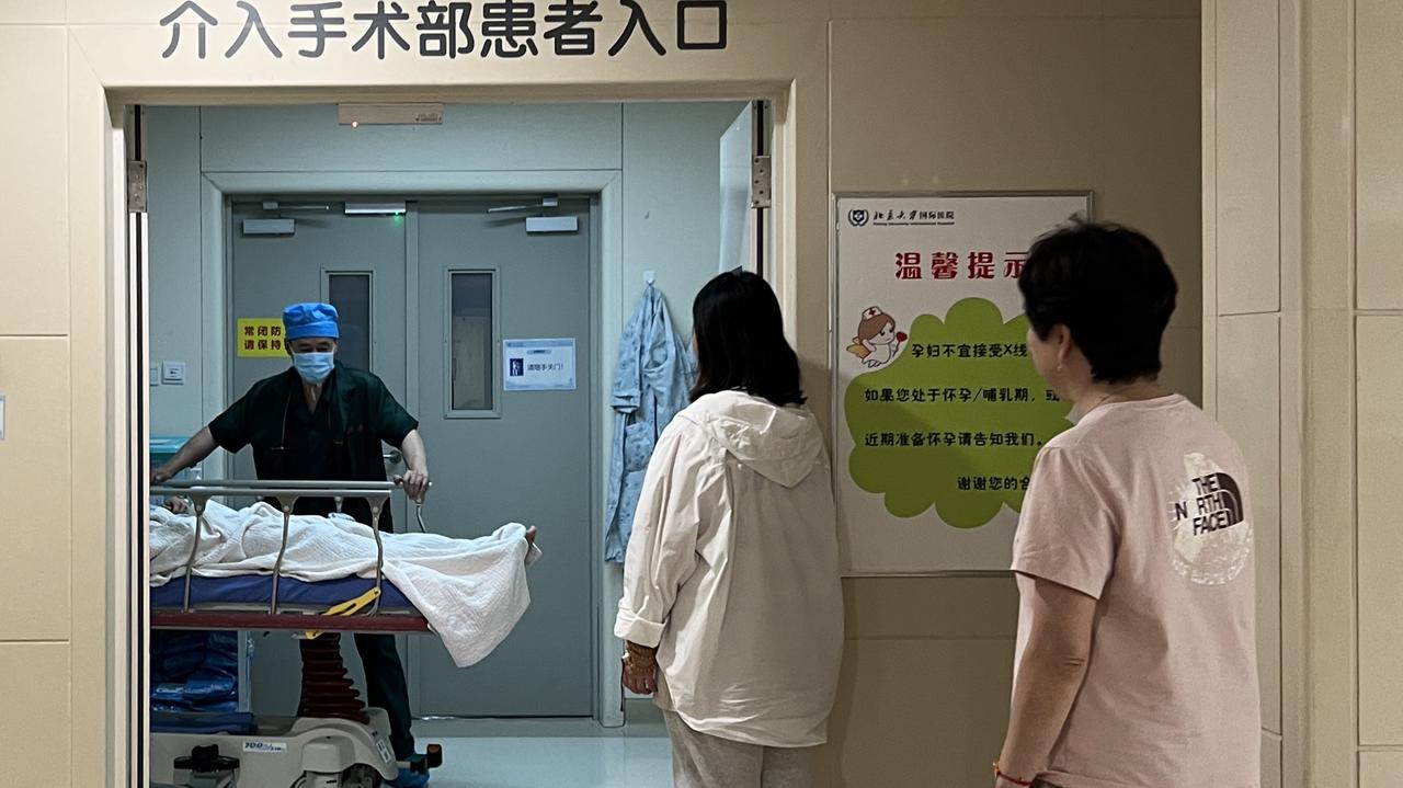 已经被推进手术室做心脏支架手术了，忽然听到医生喊患者家属进手术室，所有人的心都提