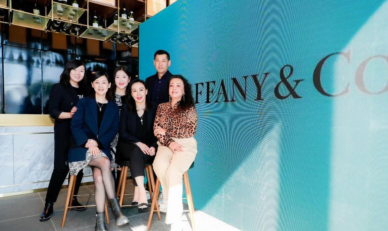 不输杨澜、周涛、董卿的主持人！不愧是东方卫视第一美女，还嫁给了上海富商，生了三个