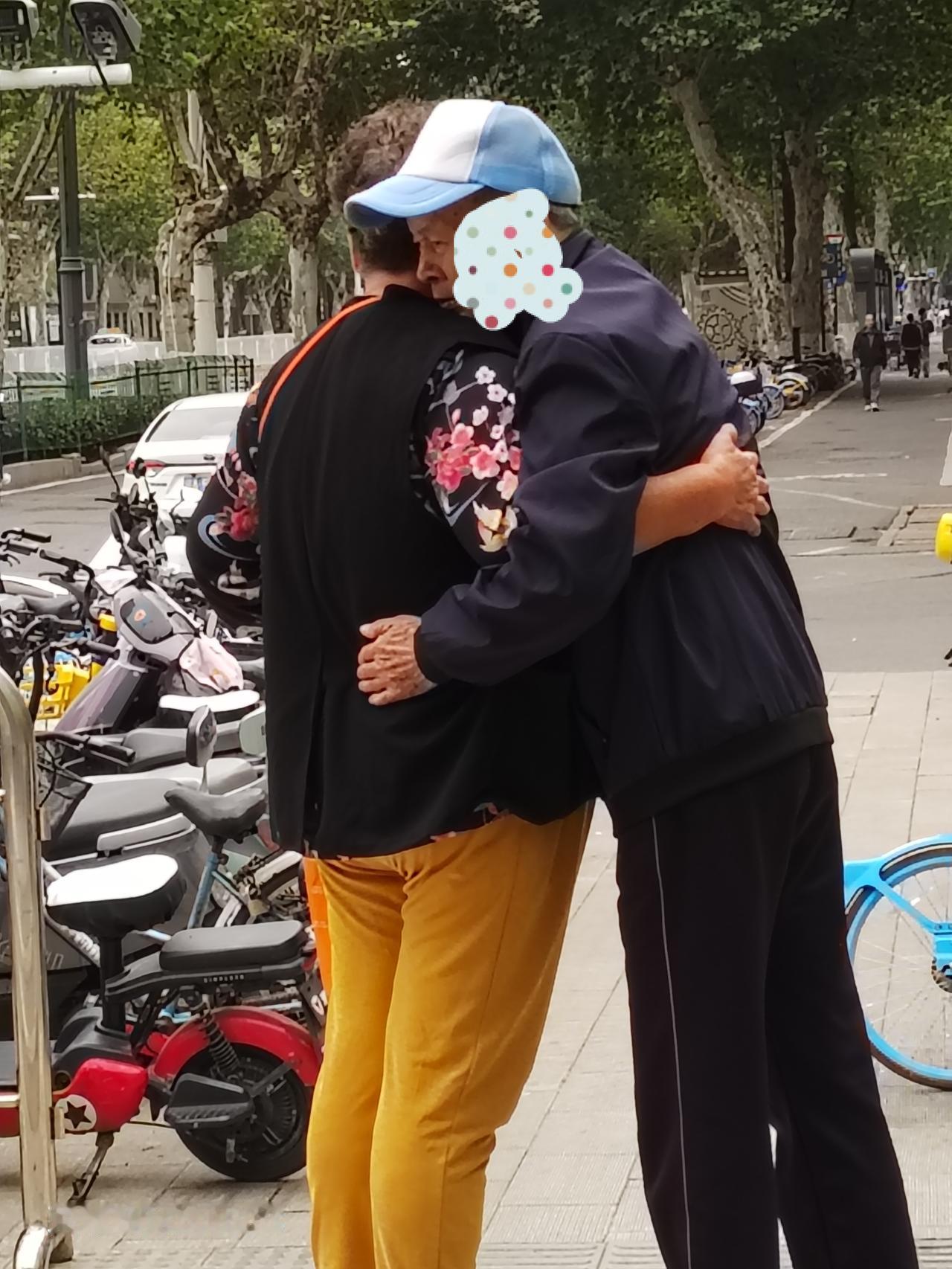退休后如果能活10年都是拿自己缴纳的社保，包括15年的利息，如果活不到10年，缴