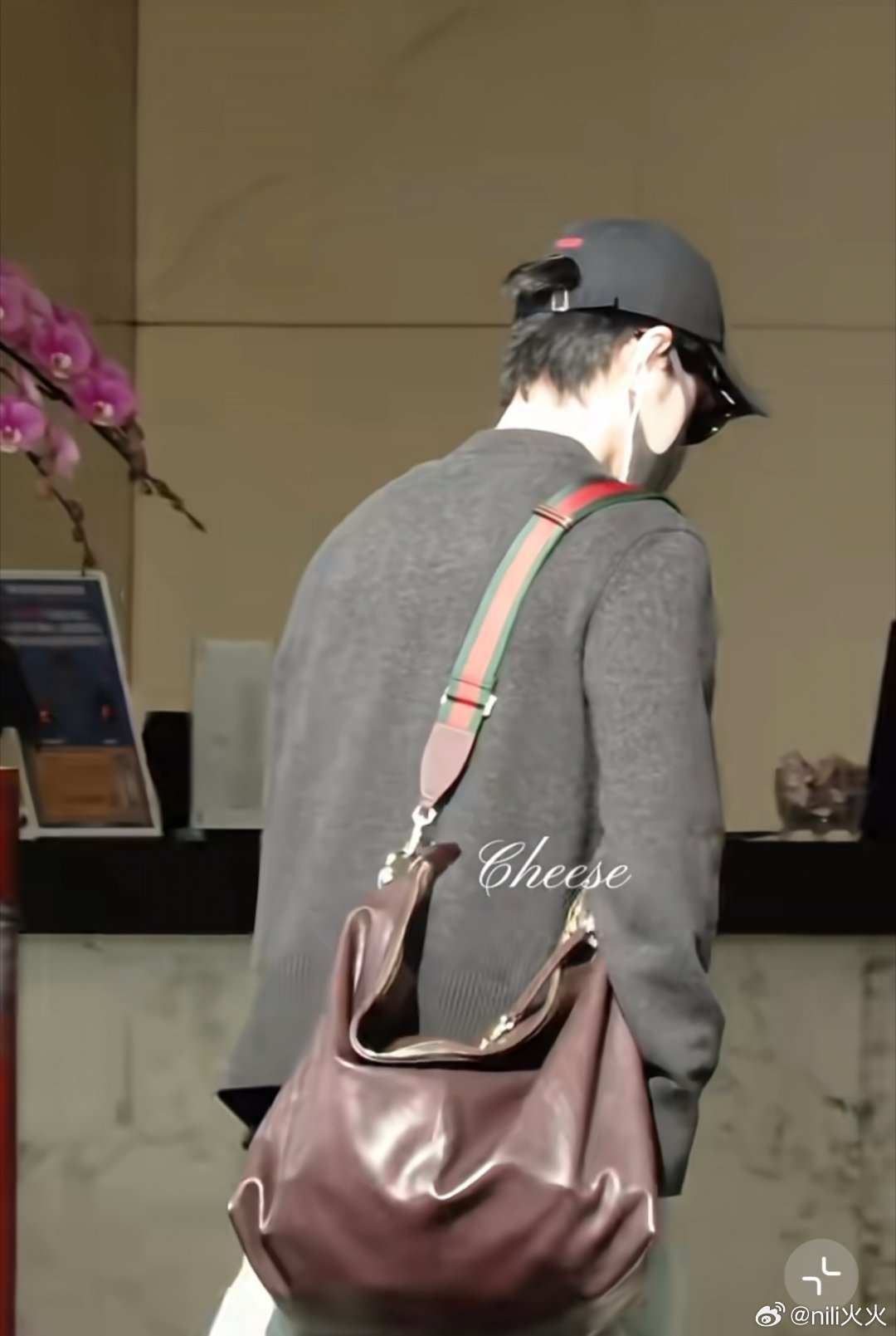 肖战：来吧展示！我代言这个包包的两种背法gucci笑麻了肖战出发青岛