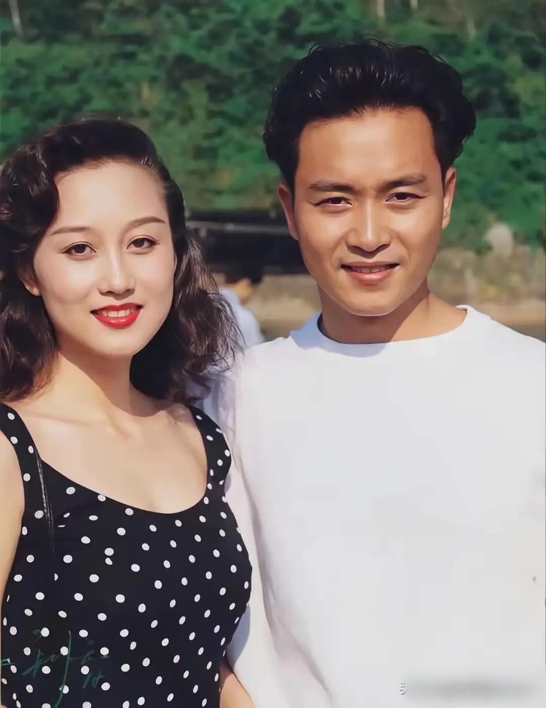 1987年，利智在拍摄时，被周润发一脚踹进玻璃渣里，后来在杀青宴上，周润发又悄悄