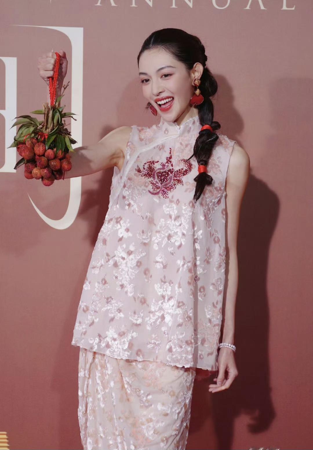 三大美女的COSMO红毯top造型，把岭南荔枝拎在手上走红毯的钟楚曦无疑是这次的