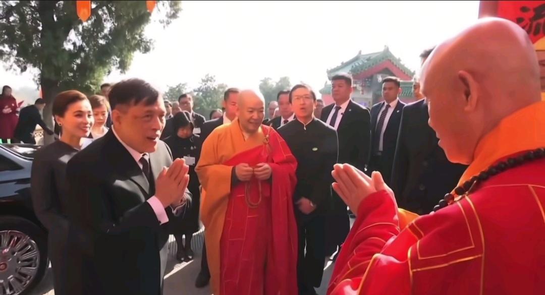 泰王和王后苏提达去敬献佛牙舍利了，车队抵达北京灵光寺，受到夹道欢迎，大家穿着红色