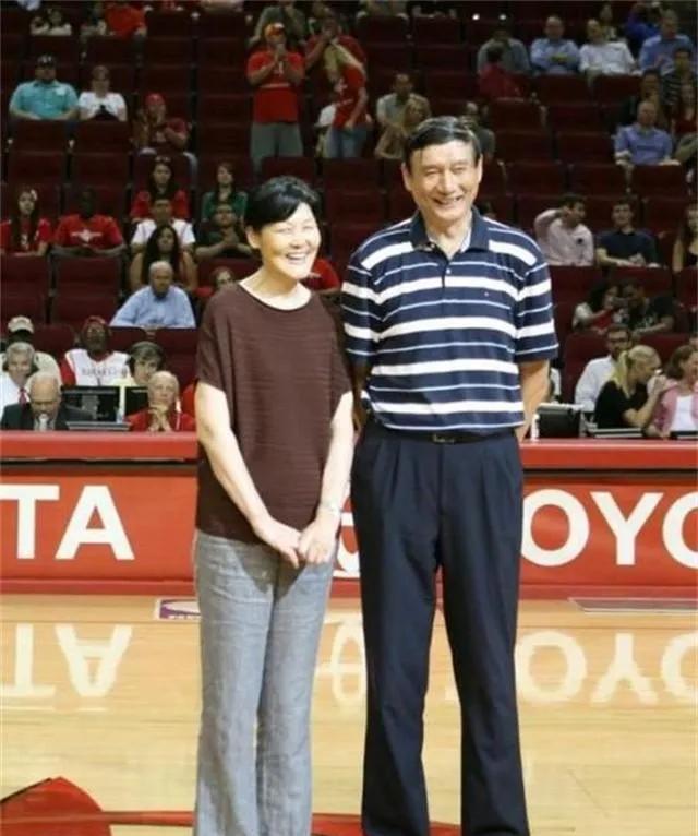 14岁女儿身高直逼1米9，姚明两口子根本管不住这逆天基因！你以为这是科幻？不