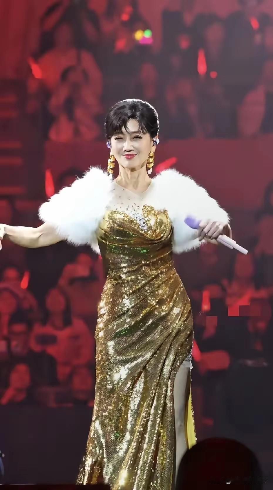 赵雅芝很奇怪！难道你们都没发现吗？在舞台上不仅扫腿舞、架子鼓说表演就表演，而