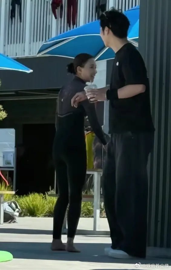 澳大利亚偶遇何超莲窦骁有网友在澳大利亚偶遇窦骁和何超莲度假，何超莲应该是刚潜水回