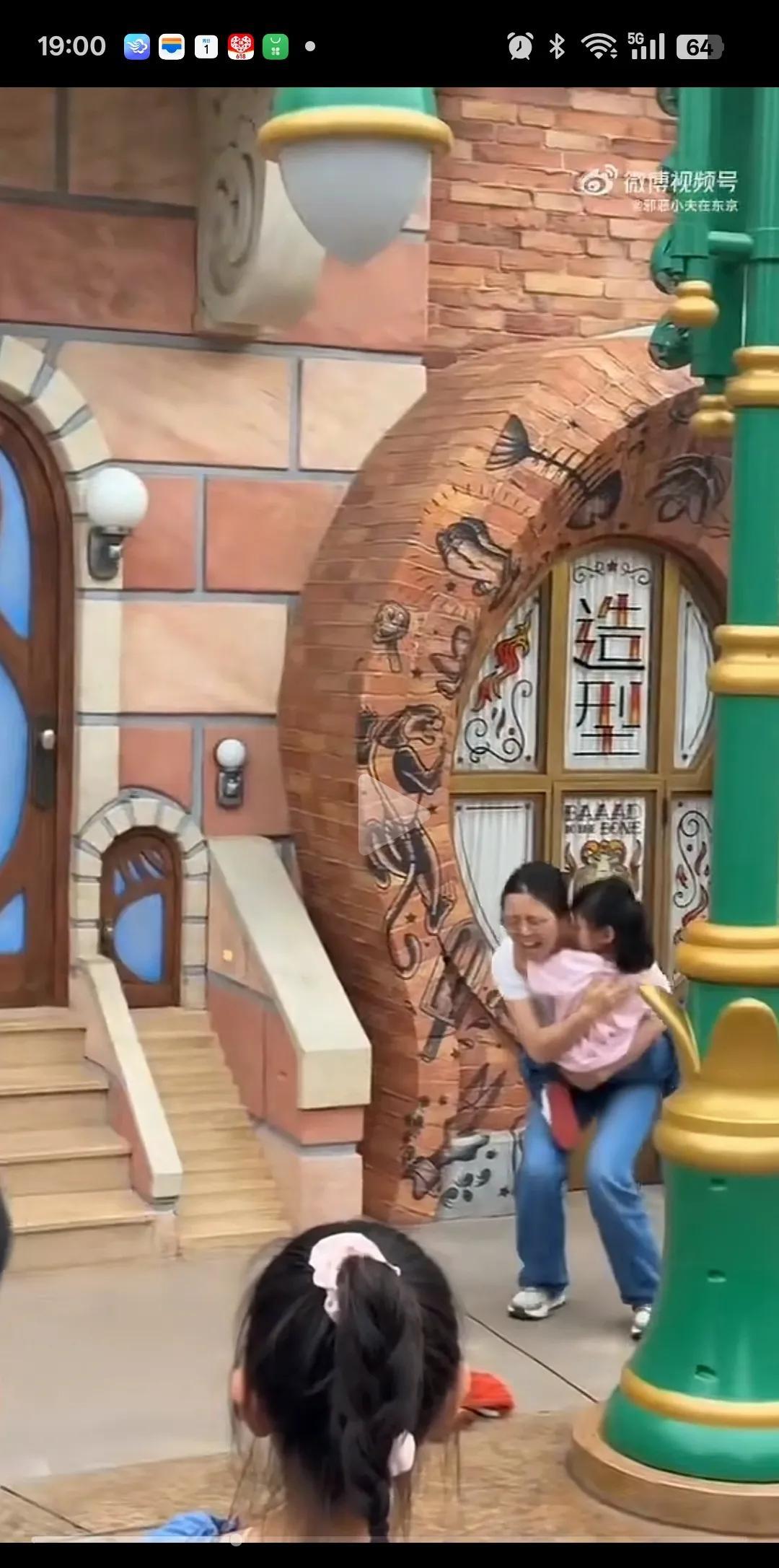 上海迪斯尼游客打架！这位抱着孩子的妈妈反应让人哭笑不得[笑着哭][笑着哭]，人家只是