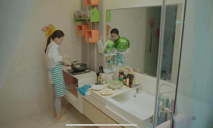 当年怎么没发现这电视剧这么写实厨房就在洗手间里…