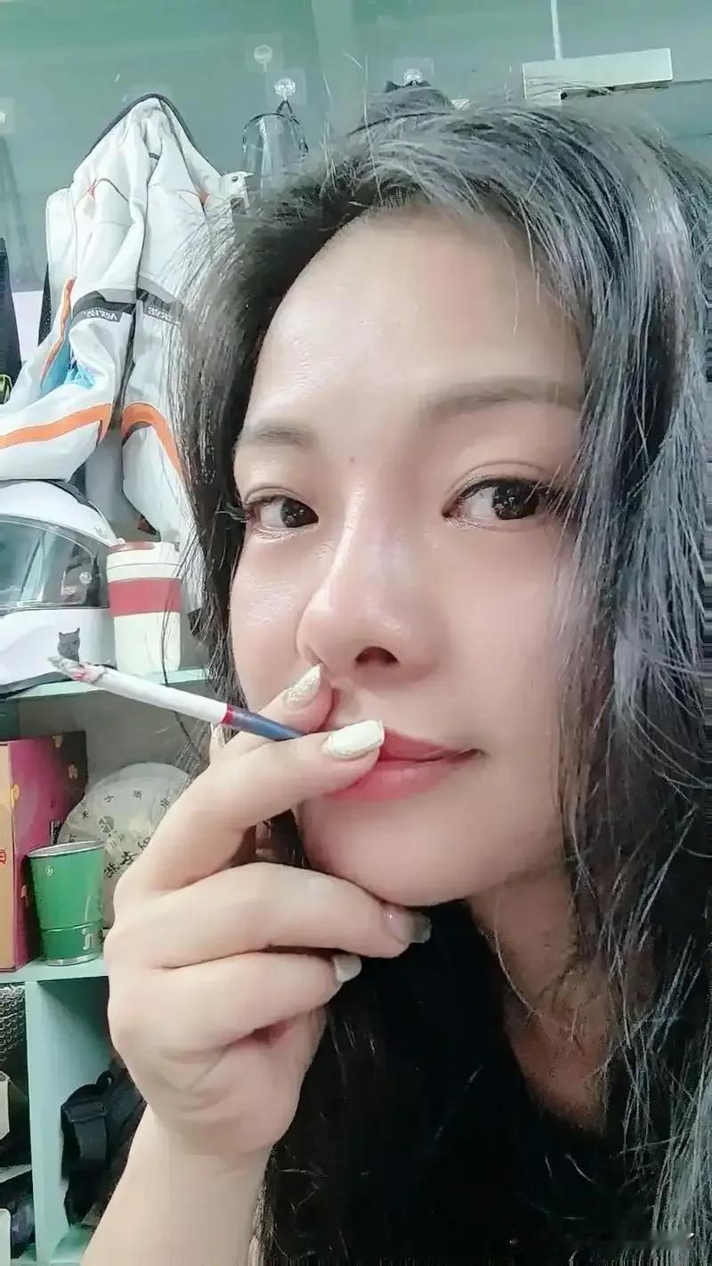 举报高铁站台工作抽烟的小仙女被人扒了……这是个专业的！专门研究性别＋政治的…