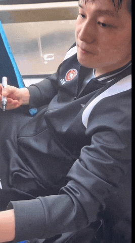 樊振东又给球员签名啦！是谁这么幸福啊，这么近距离的接触到东哥的，一定也是很优秀的