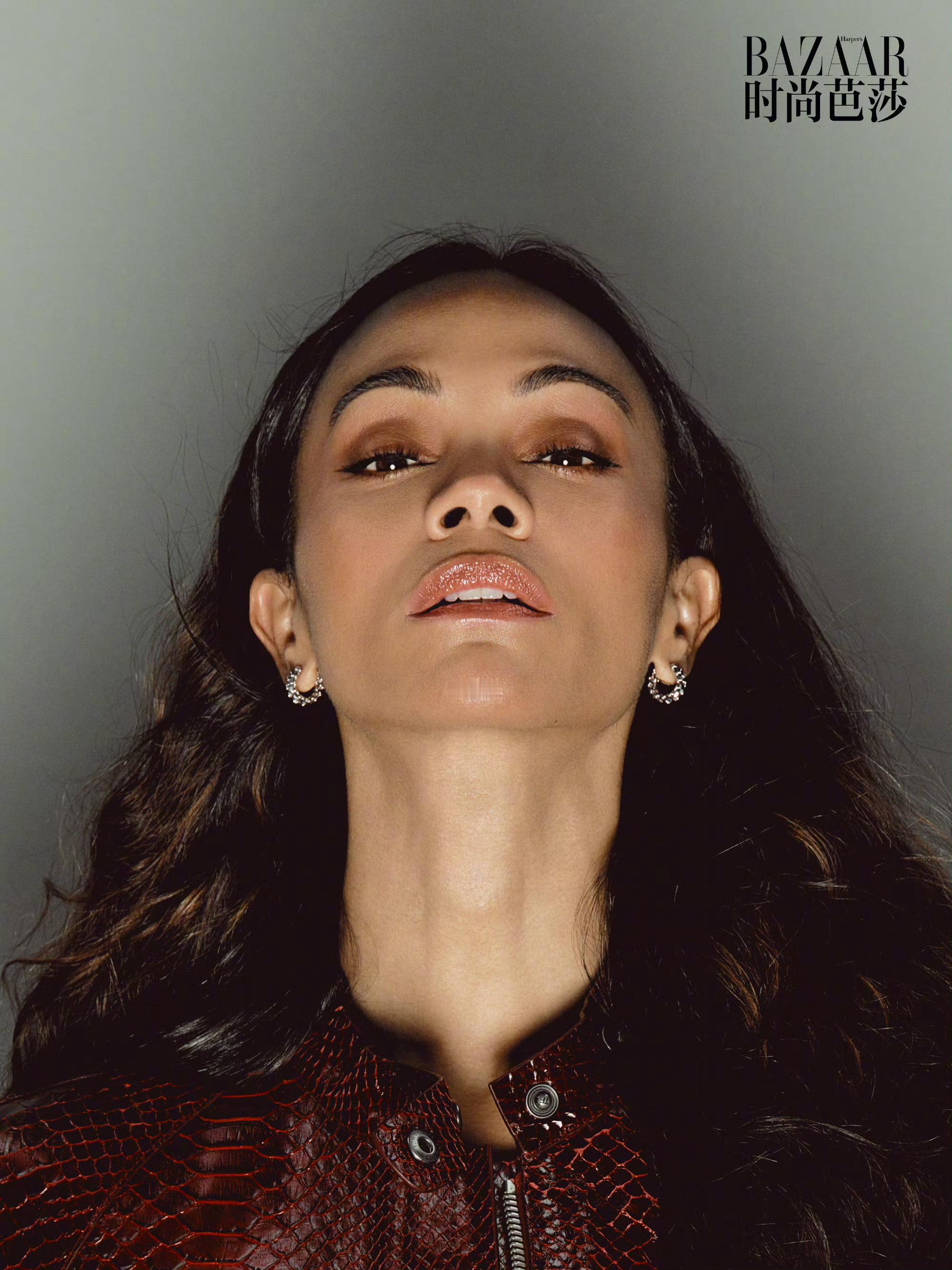 ZoeSaldaña的时尚芭莎十二月刊封面