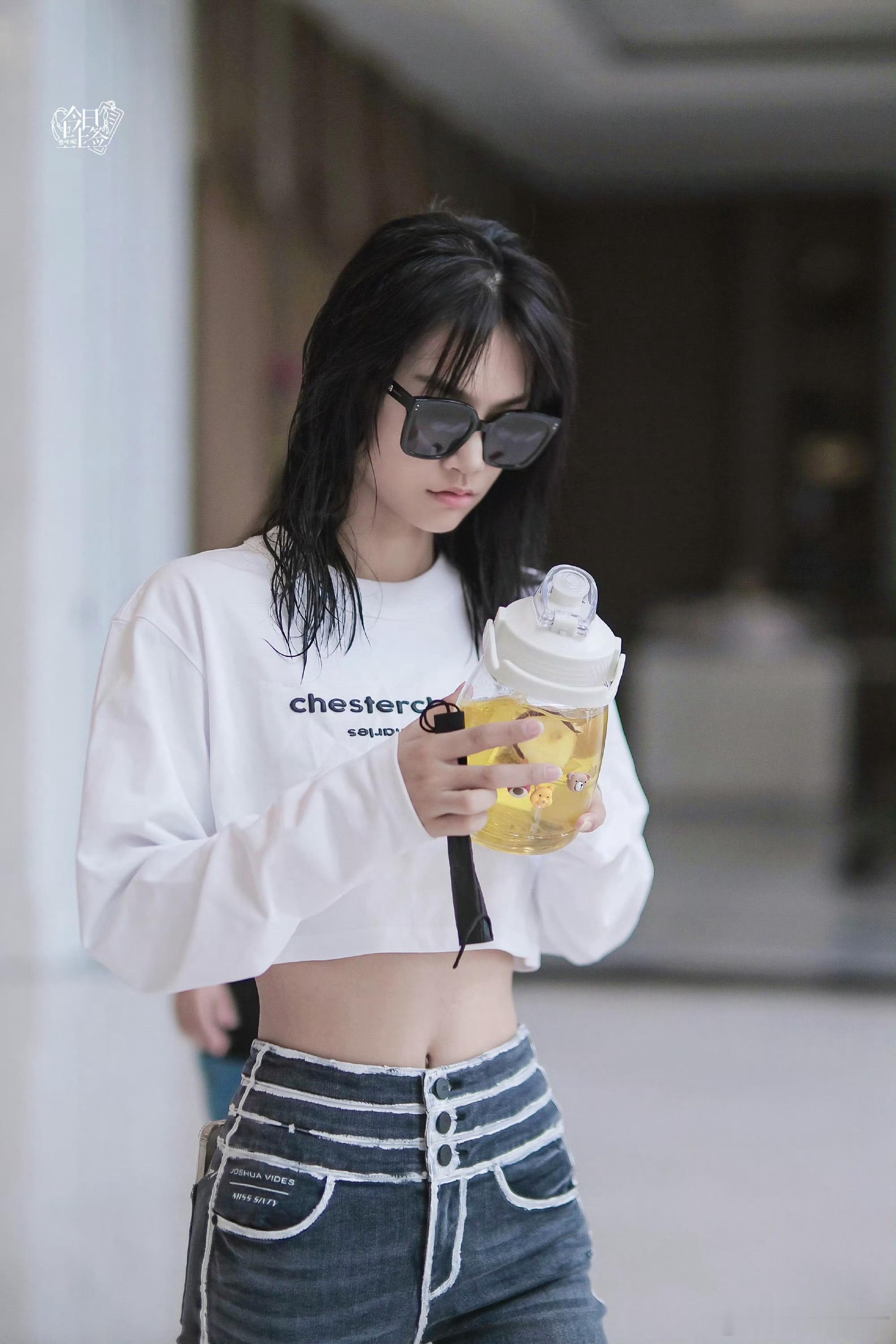 曾可妮牛仔裤美长腿