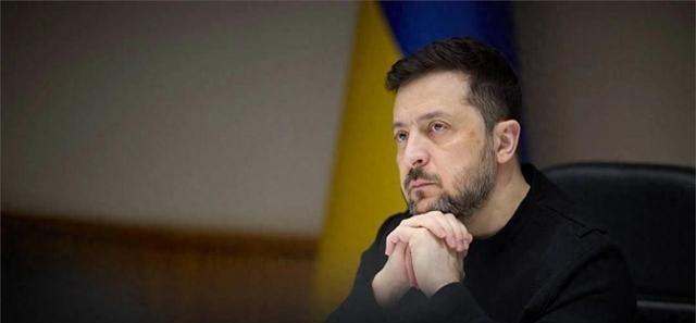 泽连斯基又摊牌了，这次直接把话挑明：领土没得谈，一块都不能少。他在采访里说得非常