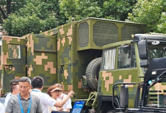 真打起来了！21架无人机扑面而来，结果全被中国激光武器一口气灭了，爱国者系统连灰