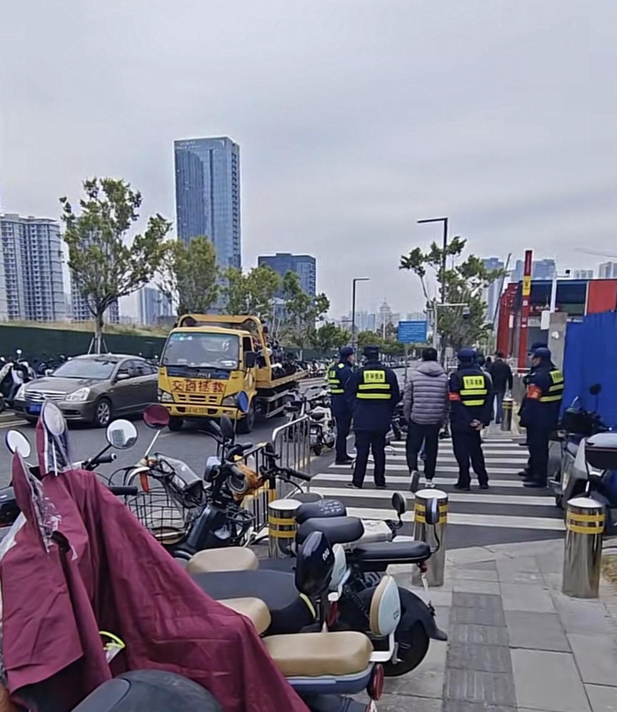 终于做事了中午鹤洞东地铁站B出口，交警现场对无牌电鸡一律拖走，停在停车位也逃不