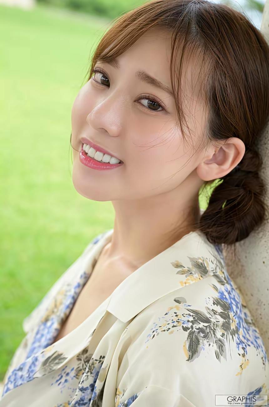 阳光明媚的午后，微笑的少女在草地上享受美好时光。明眸善睐唇红齿白眉清目秀有哪