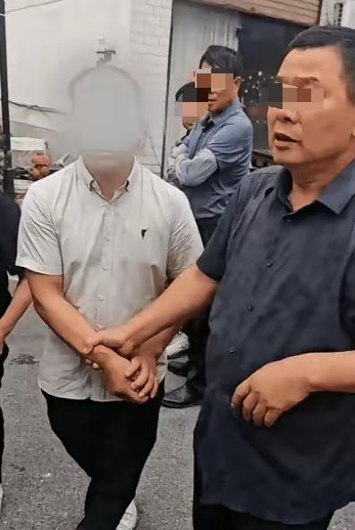 真是闻所未闻！一主家办丧事大摆3天流水席，席间混进来个完全陌生的外人，一分礼金没