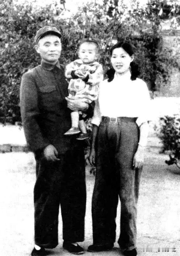 抱一岁女、别孕妻！1951年杜义德中将毅然赴朝，这才是军人的硬核担当195