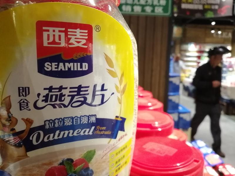 要吃还得是家常饭。燕麦片、益生菌、蛋白粉，都被当成好东西，老人孩子甚至拿它们当