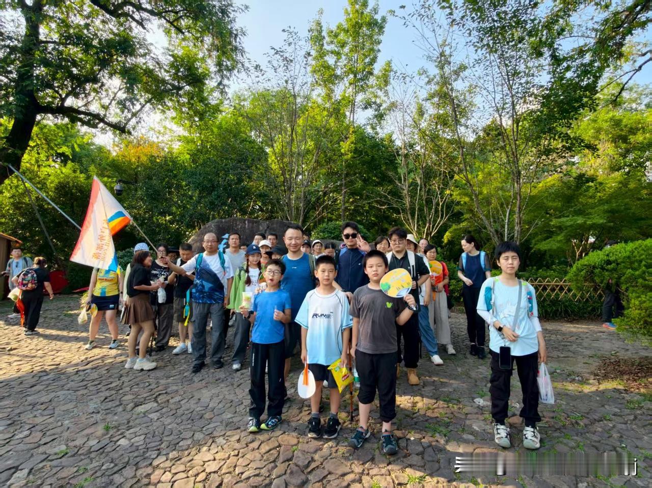 今日，周末，徒步九溪十八涧，爬山，天热，都是水泥台阶，下山也是，烈日当空，消耗比