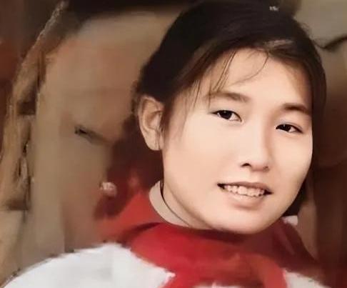 1973年，女知青黄丽萍携农村丈夫回宁波父母家，一进门，丈夫看到墙上挂着的照片大