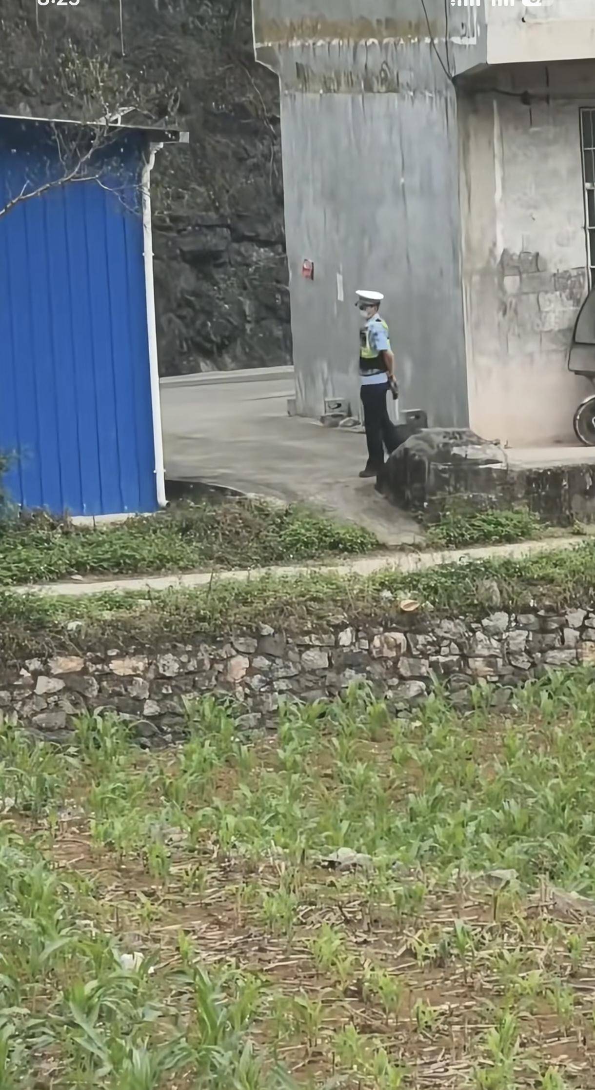 执法到农田里来了？不要以为村道不是交警执法范围，除了地下车库，仓库，围墙里的酒店