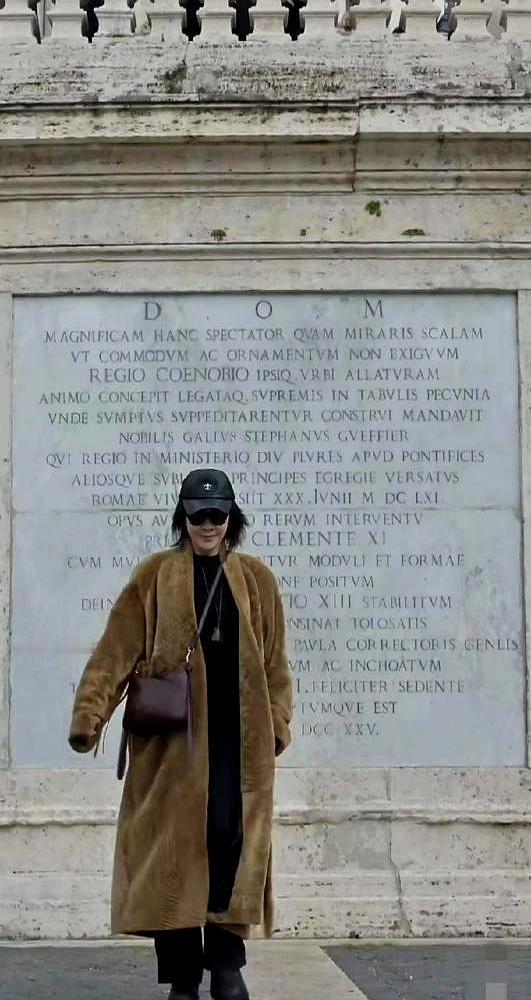 她把几十万的貂皮，穿出了睡衣的松垮感。腰带胡乱一系，大衣领口敞着，里面就套