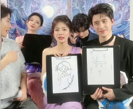 敖瑞鹏自称小学美术出身，可看他画的白鹿图像，那画风嘛，还真不太像专业学画的，颇有