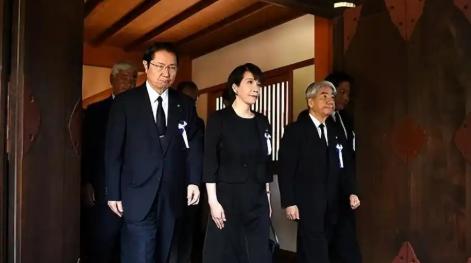 高市早苗实在是太狡猾了！在8月的时候，日本首相高市早苗怕得罪中韩，没进靖国神社，