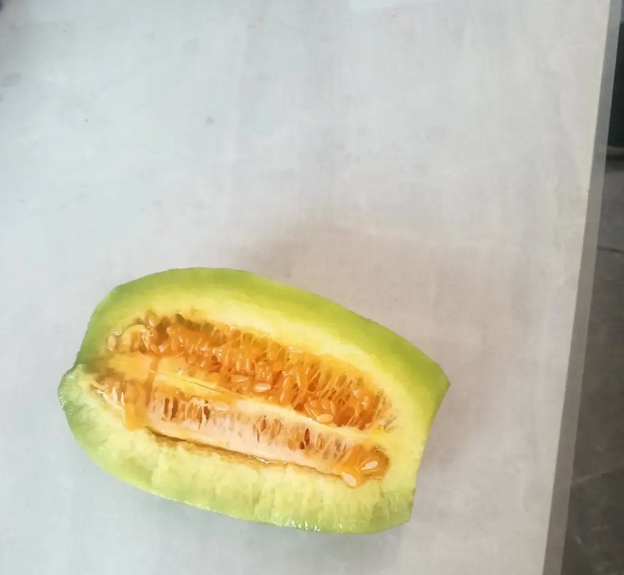 河北，一名女子在超市买了几块甜瓜，回家后，她切了一个，然后给了老公一半，自己一半