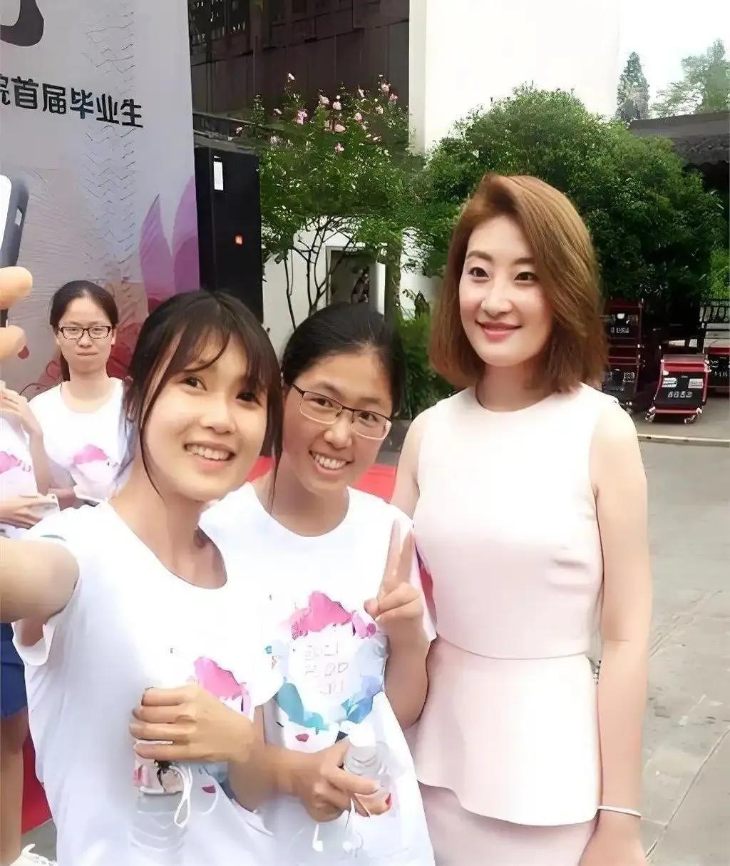 现在看来宗馥莉没结婚，多多少少也是受到父亲的影响。14岁远赴美国，让集团女高管陪