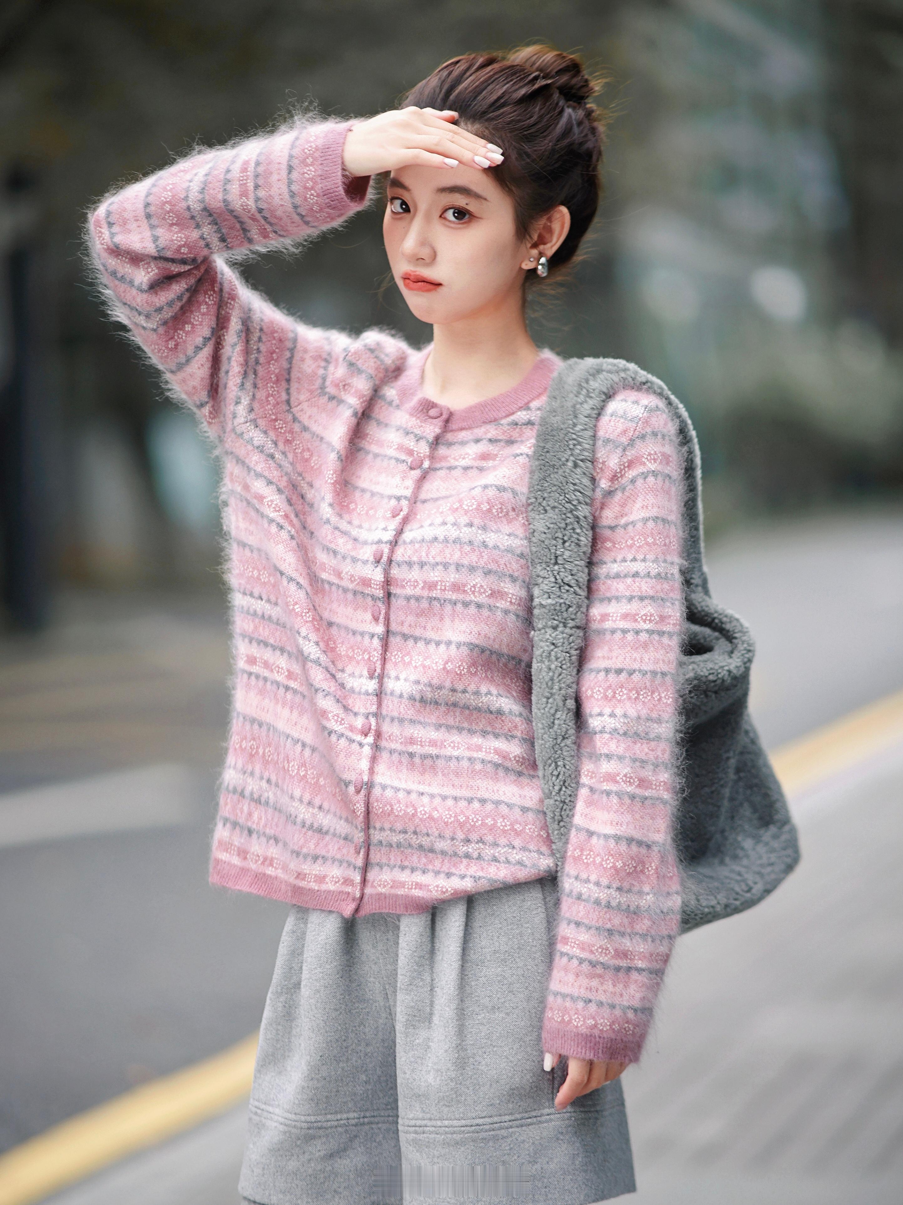 接下来就是圣诞跨年咯！粉粉的费尔岛提花开衫也很应景哦100羊绒/100真丝