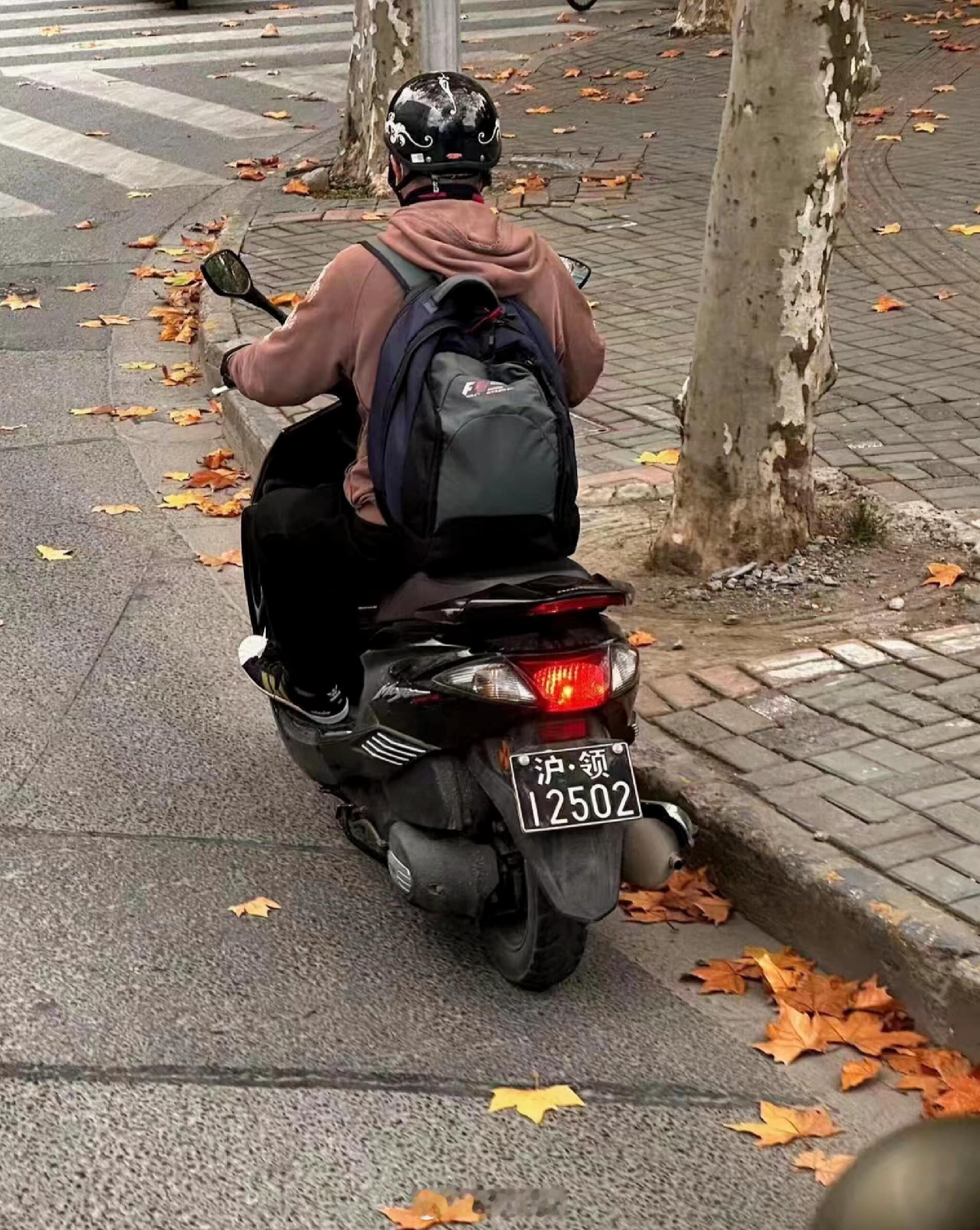 原来还有领事馆的摩托车牌照，长姿势了。​​​