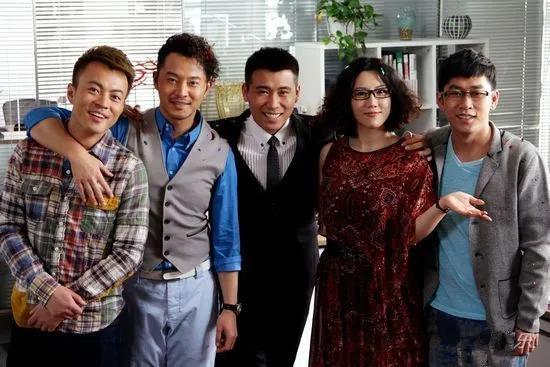 这张5人合照，我只认出了穿着马甲、发型拉风的沙溢，西装革履、喜容绽放的李乃文与身