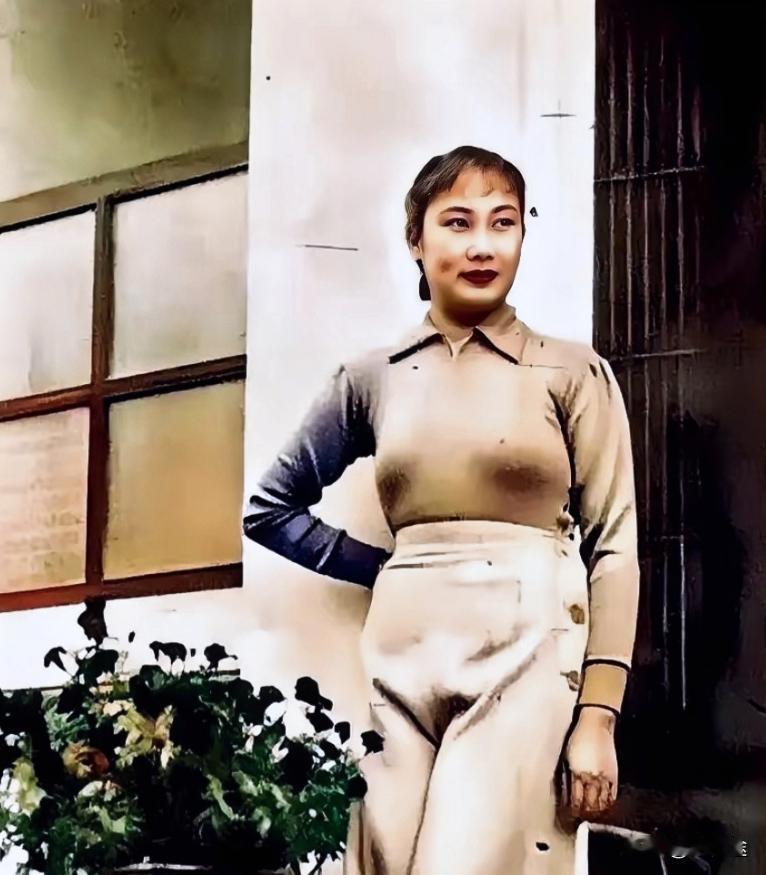 民国第一美女胡蝶，一九三三年在上海的珍贵留影。时年25岁，果真是气质绝佳，美貌绝