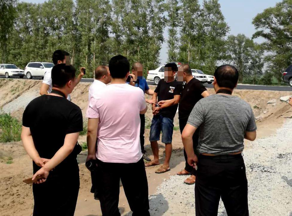 绑匪指认犯罪现场 6月28日凌晨,双辽市双山镇居民王某的妻子从熟睡中