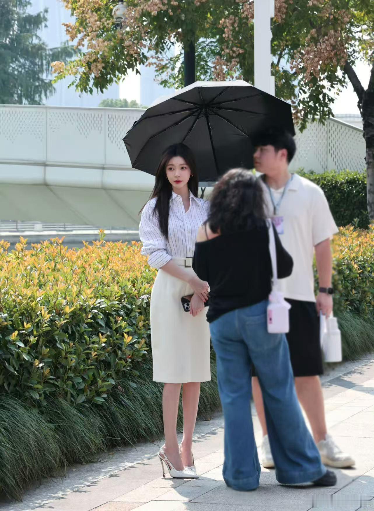 易梦玲美人余职业装路透易梦玲美人余职业装路透，现代妆造好美啊，好有御姐那味，美
