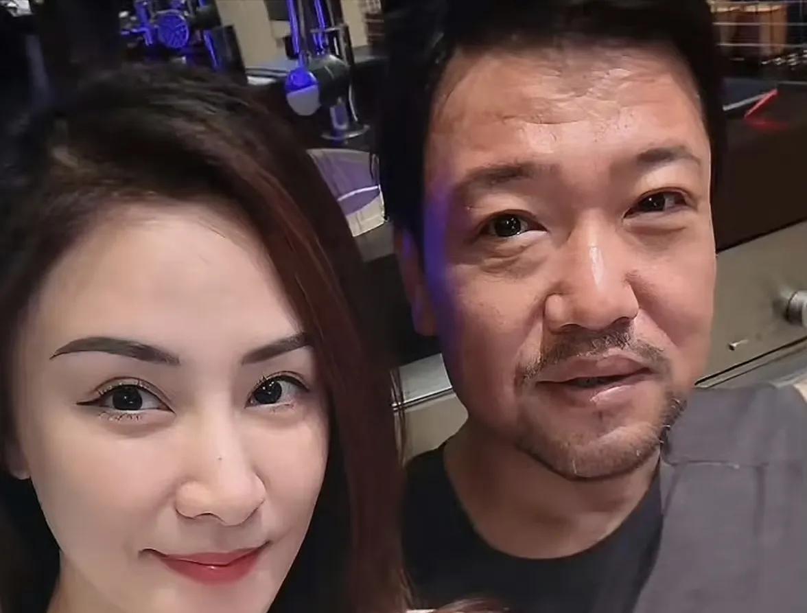 贾冰瘦到脱相，第一眼看去以为是贾玲，第二眼看去以为是反诈老陈，再仔细看才发现这是