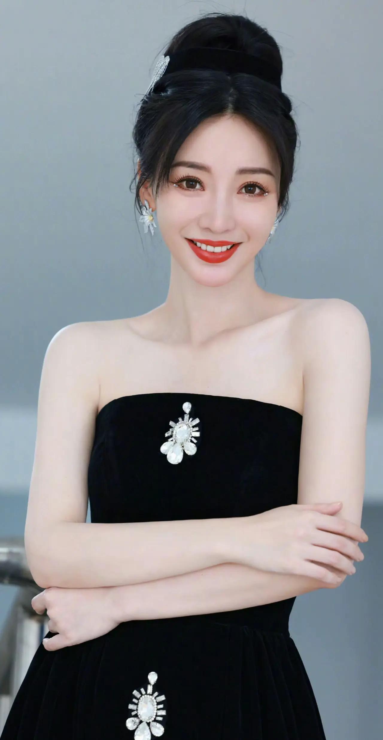 美女壁纸～柳岩一袭黑色抹胸丝绒长裙，将优雅与贵气完美融合裙身点缀的璀璨水钻为简