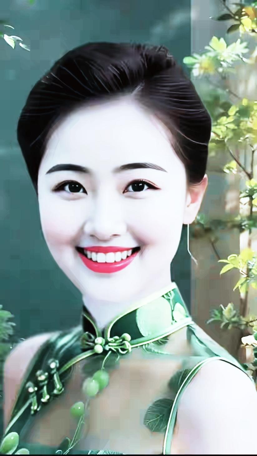清新脱俗的绿意，甜美笑容的诱惑，尽在这款别致旗袍中！🌿💄👗