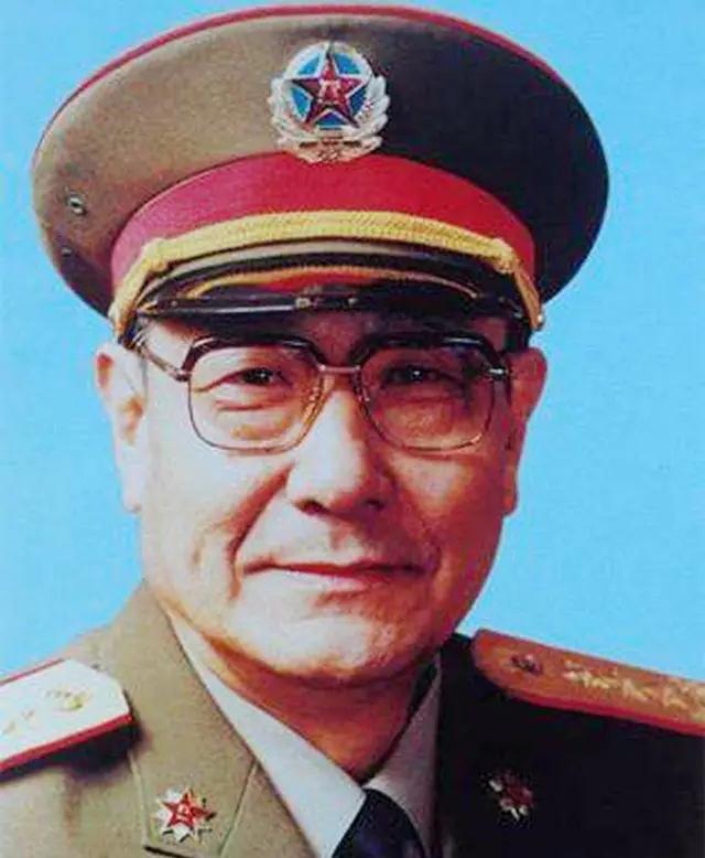 1948年，在沈阳战俘营里，有个16岁的国民党兵抹着泪，打算领了路费回老家。一名
