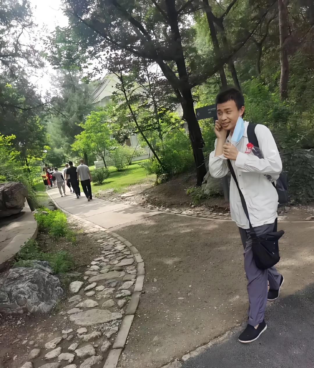 北大韦东奕还能娶到老婆吗？韦东奕穿着一一件不合身白色长袖衬衫，肩膀上挂着黑色包