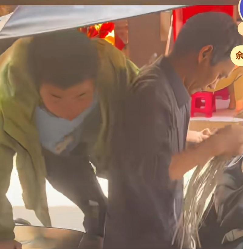 十七岁男孩患有重度自闭症，跳上电车后，突然狠狠的咬向爸爸的肩膀，爸爸不由自主的抓
