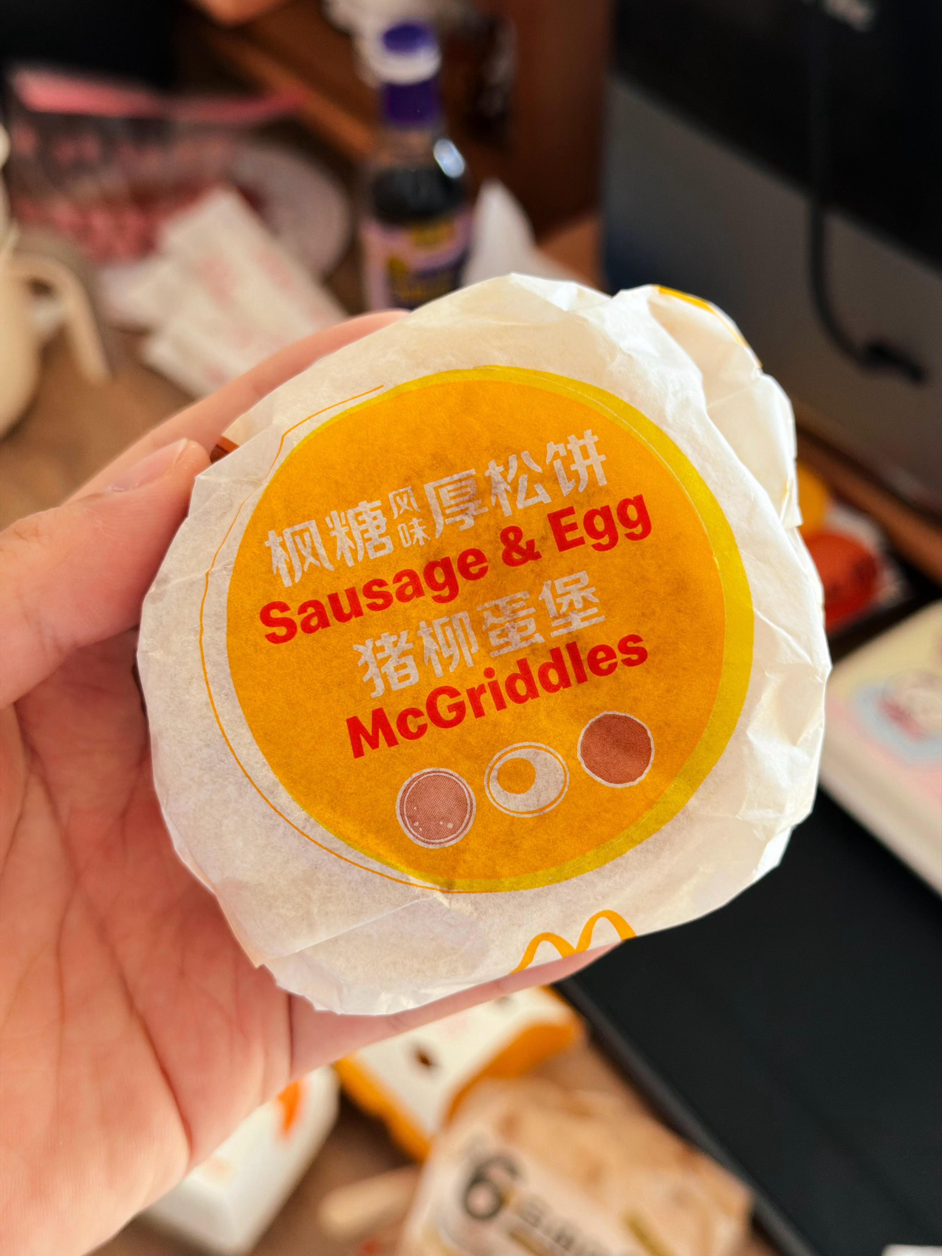 麦当劳新上的枫糖风味厚松饼猪柳蛋堡，买了两个尝了尝。我的评价是一般可能是预期拉的