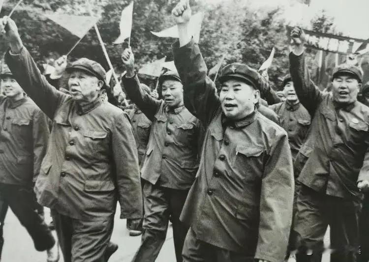 1976年10月22日，武汉军区司令员杨得志（一排右）、政委王平（一排左）等参加